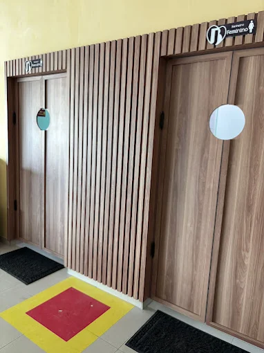 Portas e painel ripado de madeira instalados em corredor