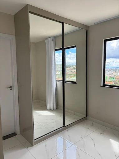 Guarda-roupa planejado com portas de correr espelhadas