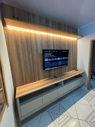 Painel de madeira com iluminação em LED e rack suspenso
