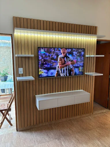 Painel ripado com prateleiras e rack branco suspenso
