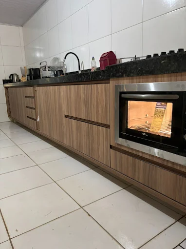 Cozinha planejada com forno embutido e bancada de granito