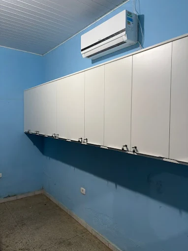 Armários aéreos brancos instalados em área de serviço
